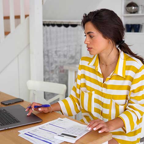 mulher a observar um formulário